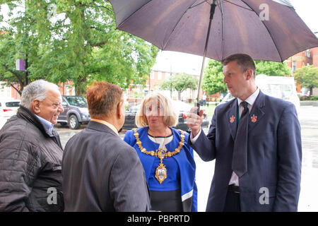 Warrington, Regno Unito, 29 luglio 2018. Warrington comunità etniche (Associazione WECA) ha tenuto il suo quinto annuale Festival della mela. La solita passeggiata dal Municipio non ha avuto luogo a causa del bagnato e ventoso e l'evento che avrebbe dovuto svolgersi nei giardini della regina a Palmyra Square e vicino al centro della città, è stato cambiato all'interno della Hall Parr edificio Foto Stock