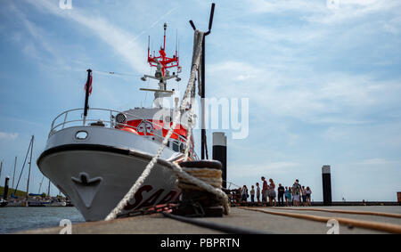 Wilhelmshaven, Germania. 29 Luglio, 2018. I visitatori della Società tedesca per il salvataggio dei naufraghi (DGzRS) il giorno di salvataggio in mare guardando il salvataggio cruiser " Hannes Glogner'. Credito: Mohssen Assanimoghaddam/dpa/Alamy Live News Foto Stock