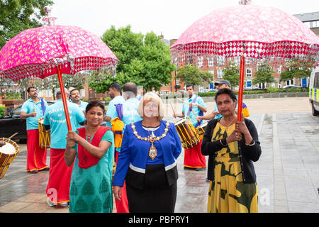 Warrington, Regno Unito, 29 luglio 2018. Warrington comunità etniche (Associazione WECA) ha tenuto il suo quinto annuale Festival della mela. La solita passeggiata dal Municipio non ha avuto luogo a causa del bagnato e ventoso e l'evento che avrebbe dovuto svolgersi nei giardini della regina a Palmyra Square e vicino al centro della città, è stato cambiato all'interno della Hall Parr edificio Foto Stock