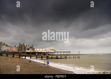 Aberystwyth Wales UK, domenica 29 luglio 2018 UK Meteo: un grigio, umido e nuvoloso Domenica al mare in Aberystwyth sulla West Wales coast, come la lunga ondata di caldo infine si rompe con i temporali e piogge torrenziali in gran parte del paese Photo credit: Keith Morris / Alamy Live News Foto Stock