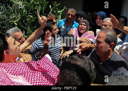 Jabalia, Striscia di Gaza, Territori palestinesi. 29 Luglio, 2018. I parenti di due palestinesi che sono stati uccisi in un inspiegabile esplosione di piangere durante i funerali di Jabalia nel nord della Striscia di Gaza il 29 luglio 2018 Credit: Ramez Habboub APA/images/ZUMA filo/Alamy Live News Foto Stock