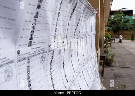 Phnom Penh Cambogia. 29 Luglio, 2018. Un elettore elenco nella visualizzazione pubblica a Steung Meanchey stazione poll.La Cambogia ha votato il 29 luglio in un set di elezione per estendere uomo forte premier Hun Sen è 33 anni al potere dopo il solo credibile opposizione è stato sciolto, efficacemente trasformando il paese in uno stato a partito unico. Credito: Enric català Contreras/SOPA Immagini/ZUMA filo/Alamy Live News Foto Stock