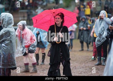 Penrith, Regno Unito. Il 29 luglio 2018. I frequentatori del festival ad abbracciare la pioggia ed il fango a Kendal chiamando 29/07/2018 Lowther Deer Park, Penrith, Cumbrial © Gary Mather/Alamy Live News Foto Stock