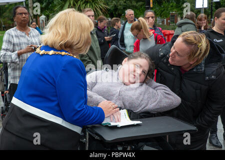 Warrington, Regno Unito, 29 luglio 2018. 29 Luglio 2018 - Warrington comunità etniche (Associazione WECA) ha tenuto il suo quinto annuale Festival della mela. La solita passeggiata dal Municipio non ha avuto luogo a causa del bagnato e ventoso e l'evento che avrebbe dovuto svolgersi nei giardini della regina a Palmyra Square e vicino al centro della città, è stato cambiato all'interno della Hall Parr edificio Foto Stock