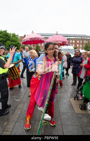 Warrington, Regno Unito, 29 luglio 2018. 29 Luglio 2018 - Warrington comunità etniche (Associazione WECA) ha tenuto il suo quinto annuale Festival della mela. La solita passeggiata dal Municipio non ha avuto luogo a causa del bagnato e ventoso e l'evento che avrebbe dovuto svolgersi nei giardini della regina a Palmyra Square e vicino al centro della città, è stato cambiato all'interno della Hall Parr edificio Foto Stock