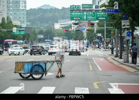 26 luglio 2018, in Corea del Sud Seoul: Street View di Seoul. Foto: Britta Pedersen/dpa-Zentralbild/dpa Foto Stock