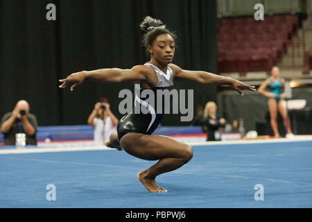 Columbus, Schottenstein Center, STATI UNITI D'AMERICA. 27 Luglio, 2018. USA Gymnastics GK Classic - Schottenstein Center, Columbus, OH - Luglio 28th, 2018. Simone Biles compete sul pavimento al centro Schottenstein in Columbus, OH; negli Stati Uniti la ginnastica GK Classic nella senior division. Simone Biles ha vinto la tonda con Riley McCusker secondo e Morgan Hurd terzo. - Foto di Wally nellâ/ZUMA Premere Credito: Wally nellâ/ZUMA filo/Alamy Live News Foto Stock