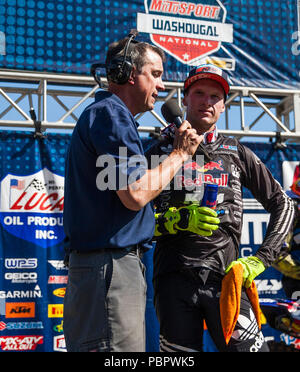 Washougal, WA USA. 28 Luglio, 2018. # 28 Shane MC Elrath sul podio dopo il Lucas Oil Pro Motocross Washougal National 250 campionato di classe a Washougal, WA Thurman James/CSM/Alamy Live News Foto Stock