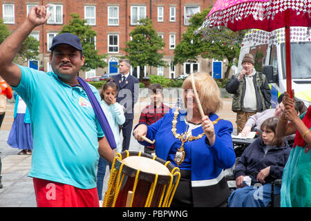 Warrington, Regno Unito, 29 luglio 2018. 29 Luglio 2018 - Warrington comunità etniche (Associazione WECA) ha tenuto il suo quinto annuale Festival della mela. La solita passeggiata dal Municipio non ha avuto luogo a causa del bagnato e ventoso e l'evento che avrebbe dovuto svolgersi nei giardini della regina a Palmyra Square e vicino al centro della città, è stato cambiato all'interno della Hall Parr edificio Foto Stock