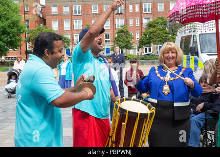 Warrington, Regno Unito, 29 luglio 2018. 29 Luglio 2018 - Warrington comunità etniche (Associazione WECA) ha tenuto il suo quinto annuale Festival della mela. La solita passeggiata dal Municipio non ha avuto luogo a causa del bagnato e ventoso e l'evento che avrebbe dovuto svolgersi nei giardini della regina a Palmyra Square e vicino al centro della città, è stato cambiato all'interno della Hall Parr edificio Foto Stock