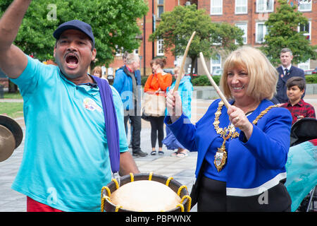 Warrington, Regno Unito, 29 luglio 2018. 29 Luglio 2018 - Warrington comunità etniche (Associazione WECA) ha tenuto il suo quinto annuale Festival della mela. La solita passeggiata dal Municipio non ha avuto luogo a causa del bagnato e ventoso e l'evento che avrebbe dovuto svolgersi nei giardini della regina a Palmyra Square e vicino al centro della città, è stato cambiato all'interno della Hall Parr edificio Foto Stock