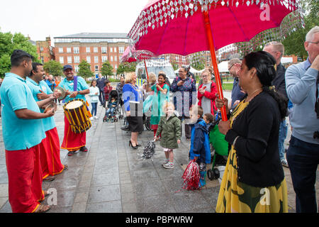 Warrington, Regno Unito, 29 luglio 2018. 29 Luglio 2018 - Warrington comunità etniche (Associazione WECA) ha tenuto il suo quinto annuale Festival della mela. La solita passeggiata dal Municipio non ha avuto luogo a causa del bagnato e ventoso e l'evento che avrebbe dovuto svolgersi nei giardini della regina a Palmyra Square e vicino al centro della città, è stato cambiato all'interno della Hall Parr edificio Foto Stock