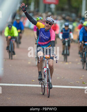 Il centro commerciale di Londra, Regno Unito. 29 Luglio, 2018. Dilettanti e club per i ciclisti che partecipano alla London-Surrey 100 e quaranta sei gare entrare sul traguardo la Mall a 16.00pm come la gara professionale fa il suo modo attraverso il Surrey. Credito: Malcolm Park/Alamy Live News. Foto Stock