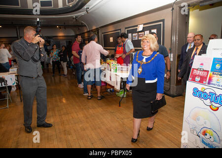 Warrington, Regno Unito, 29 luglio 2018. 29 Luglio 2018 - Warrington comunità etniche (Associazione WECA) ha tenuto il suo quinto annuale Festival della mela. La solita passeggiata dal Municipio non ha avuto luogo a causa del bagnato e ventoso e l'evento che avrebbe dovuto svolgersi nei giardini della regina a Palmyra Square e vicino al centro della città, è stato cambiato all'interno della Hall Parr edificio Foto Stock