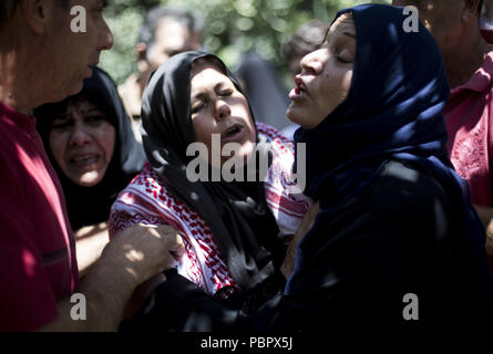 La città di Gaza, la striscia di Gaza, la Palestina. 29 Luglio, 2018. I parenti del defunto visto il lutto.Ayman al-Najjar i funerali in Jabaliya Refugee Camp nel nord della Striscia di Gaza. Egli è stato tra due persone uccise in un attacco aereo israeliano a est Jabaliya Refugee Camp vicino al confine con Israele. Credito: Mahmoud Issa/SOPA Immagini/ZUMA filo/Alamy Live News Foto Stock