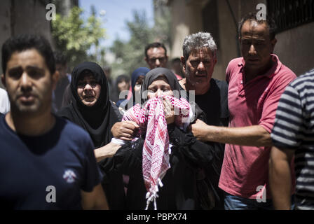 La città di Gaza, la striscia di Gaza, la Palestina. 29 Luglio, 2018. I parenti del defunto visto il lutto.Ayman al-Najjar i funerali in Jabaliya Refugee Camp nel nord della Striscia di Gaza. Egli è stato tra due persone uccise in un attacco aereo israeliano a est Jabaliya Refugee Camp vicino al confine con Israele. Credito: Mahmoud Issa/SOPA Immagini/ZUMA filo/Alamy Live News Foto Stock