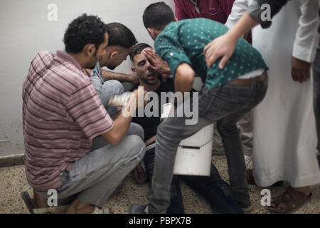 La città di Gaza, la striscia di Gaza, la Palestina. 29 Luglio, 2018. I parenti del defunto visto il lutto.Ayman al-Najjar i funerali in Jabaliya Refugee Camp nel nord della Striscia di Gaza. Egli è stato tra due persone uccise in un attacco aereo israeliano a est Jabaliya Refugee Camp vicino al confine con Israele. Credito: Mahmoud Issa/SOPA Immagini/ZUMA filo/Alamy Live News Foto Stock