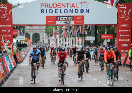 Londra, UK, 29 luglio 2018. Prudential RideLondon-Surrey 100. Piloti in gara in giù il centro commerciale alla fine del London - Surrey 100, che vede 26.000 ciclisti amatoriali prendere su di una sfida ciclistica come nessun altro attraverso Londra e Surrey su un percorso simile a quello di Londra 2012 Olympic Road gare, come parte di Prudential RideLondon Festival di fine settimana in bicicletta. @ David Partridge / Alamy Live News Foto Stock