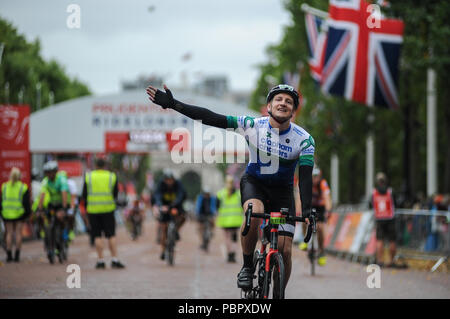 Londra, UK, 29 luglio 2018. Prudential RideLondon-Surrey 100. Piloti celebrare attraversando il traguardo sul Mall sotto la pioggia alla fine del London - Surrey 100, che vede 26.000 ciclisti amatoriali prendere su di una sfida ciclistica come nessun altro attraverso Londra e Surrey su un percorso simile a quello di Londra 2012 Olympic Road gare, come parte di Prudential RideLondon Festival di fine settimana in bicicletta. @ David Partridge / Alamy Live News Foto Stock