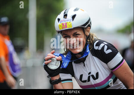 Londra, UK, 29 luglio 2018. Prudential RideLondon-Surrey 100. BBC Breakfast presentatore e GB Triatleta Team, Louise Minchin mostra la sua medaglia concorrenti dopo aver completato la London - Surrey 100, che vede 26.000 ciclisti amatoriali prendere su di una sfida ciclistica come nessun altro attraverso Londra e Surrey su un percorso simile a quello di Londra 2012 Olympic Road gare, come parte di Prudential RideLondon Festival di fine settimana in bicicletta. @ David Partridge / Alamy Live News Foto Stock