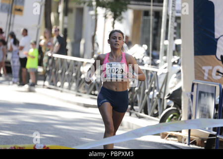 Madrid, Spagna. 29 Luglio, 2018. Il primo partecipante femminile visto al traguardo.XXXVI edizione della popolare gara di San Lorenzo. Si tratta di una 10 km di gara che inizia e termina nel quartiere Lavapies, passando attraverso il centro di Madrid. Credito: Lito Lizana/SOPA Immagini/ZUMA filo/Alamy Live News Foto Stock