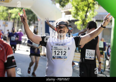 Madrid, Spagna. 29 Luglio, 2018. Un partecipanti visto celebrare dopo la gara.XXXVI edizione della popolare gara di San Lorenzo. Si tratta di una 10 km di gara che inizia e termina nel quartiere Lavapies, passando attraverso il centro di Madrid. Credito: Lito Lizana/SOPA Immagini/ZUMA filo/Alamy Live News Foto Stock