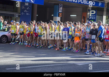 Madrid, Spagna. 29 Luglio, 2018. I partecipanti si vede in corrispondenza della linea di start.XXXVI edizione della popolare gara di San Lorenzo. Si tratta di una 10 km di gara che inizia e termina nel quartiere Lavapies, passando attraverso il centro di Madrid. Credito: Lito Lizana/SOPA Immagini/ZUMA filo/Alamy Live News Foto Stock