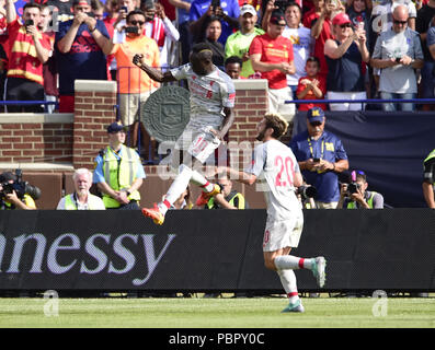 Ann Arbor, Michigan, Stati Uniti d'America. 28 Luglio, 2018. Sadio Mane celebra dopo un obiettivo durante la International Champions Cup tra Manchester United FC e Liverpool FC presso la University of Michigan Stadium, Ann Arbor, Michigan. Liverpool ha vinto la partita 4-1. Credito: Scott Hasse/ZUMA filo/Alamy Live News Foto Stock