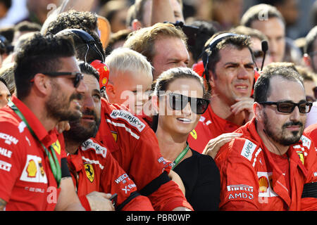 Budapest, Ungheria. 29 Luglio, 2018. Motorsports: FIA Formula One World Championship 2018, il Gran Premio di Ungheria, Minttu Virtanen, moglie di Kimi Raikkonen (FIN, la Scuderia Ferrari), e suo figlio Robin 29.06.2018. | Utilizzo di credito in tutto il mondo: dpa/Alamy Live News Foto Stock