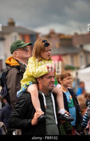 Bray, Co. Wicklow, Irlanda. Il 29 luglio 2018. Il Royal Airforce frecce rosse eseguire a Bray Air Show. Guardati da Pippa (4) e suo padre Enda Lambden. Credito: Douglas O'Connor Alamy Live News. Foto Stock