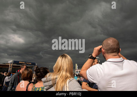 Bray, Co. Wicklow, Irlanda. Il 29 luglio 2018. La gente guarda stunt volantini eseguire a Bray Air Show. Credito: Douglas O'Connor Alamy Live News. Foto Stock