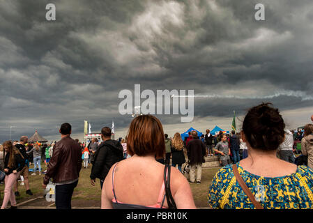 Bray, Co. Wicklow, Irlanda. Il 29 luglio 2018. La gente guarda stunt volantini eseguire a Bray Air Show. Credito: Douglas O'Connor Alamy Live News. Foto Stock