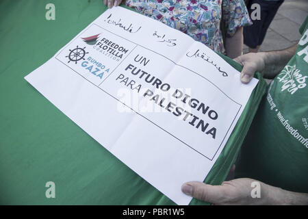 Madrid, Spagna. 29 Luglio, 2018. Un poster per chiedere un futuro dignitoso per la Palestina.Gli attivisti a nome del popolo palestinese sporadicamente protesta di fronte al Ministero degli Affari Esteri per chiedere la fine del blocco di Gaza e la liberazione dell'equipaggio della flottiglia. Credito: Lito Lizana/SOPA Immagini/ZUMA filo/Alamy Live News Foto Stock