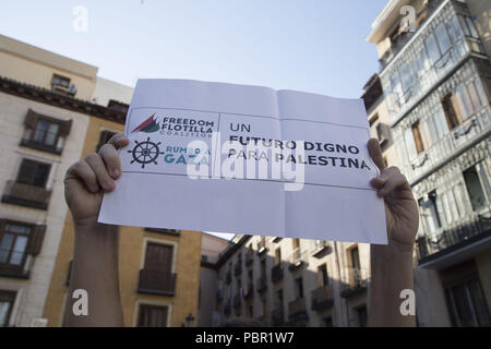 Madrid, Spagna. 29 Luglio, 2018. Un attivista visto tenendo un cartello durante la protesta.Gli attivisti a nome del popolo palestinese sporadicamente protesta di fronte al Ministero degli Affari Esteri per chiedere la fine del blocco di Gaza e la liberazione dell'equipaggio della flottiglia. Credito: Lito Lizana/SOPA Immagini/ZUMA filo/Alamy Live News Foto Stock