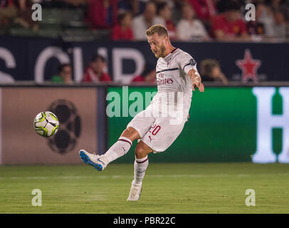 Carson, CA. Xxv Luglio, 2018. AC Milan defender Ignazio Abate (20) passa la palla a un compagno di squadra durante una partita tra AC Milan vs manchester united Mercoledì, 25 luglio 2018 presso il Centro StubHub, a Carson, CA. Il Manchester United ha sconfitto il Milan 1-1 (9-8) sanzioni. (Obbligatorio Credito: Juan Lainez/MarinMedia.org/Cal Sport Media) (completare il fotografo e il credito richiesto) Credito: csm/Alamy Live News Foto Stock