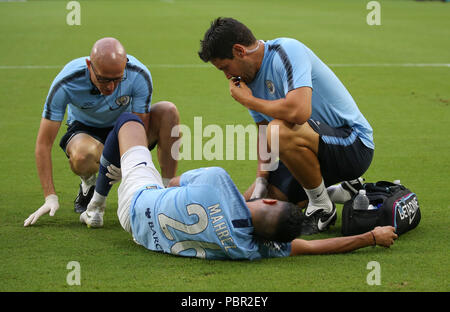 Giardini di Miami, Florida, Stati Uniti d'America. 28 Luglio, 2018. Manchester City avanti Riyad Mahrez (26) riceve assistenza medica dopo aver subito un infortunio durante la prima metà di un internazionale Champions Cup match tra FC Bayern e Manchester City al Hard Rock Stadium di Miami, Florida. Credito: Mario Houben/ZUMA filo/Alamy Live News Foto Stock