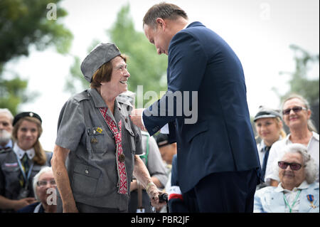 Varsavia, Polonia. 29 Luglio, 2018. Presidente polacco Andrzej Duda (R, anteriore) mani fuori una medaglia a Jadwiga Chruściel, un ex membro della scout polacchi e partecipante nella Insurrezione di Varsavia, durante il memorial cerimonie che segnano la 74anniversario dello scoppio del 1944 Insurrezione di Varsavia contro i tedeschi durante la II Guerra Mondiale, a Varsavia, Polonia, 29 luglio 2018. L'Insurrezione di Varsavia scoppiò il 1 agosto 1944 ed è stata la più grande operazione di resistenza in tedesco-Europa occupata. Credito: Jaap Arriens/Xinhua/Alamy Live News Foto Stock