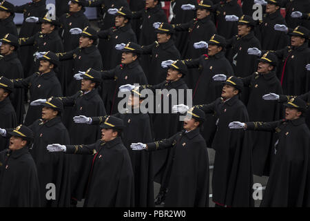 Lima, Lima, Perù. 29 Luglio, 2018. Gli ufficiali peruviane visto che partecipano alla parata militare.I membri del governo del Perù da forze armate, guardia costiera, ricerca e salvataggio, e polizia marzo in grande uniforme durante il paese della Gran Parada Militar. Questa sfilata si verifica sempre il giorno dopo il Perù giorno dell indipendenza segna la fine ufficiale di festeggiamenti in tutta la nazione. Credito: Guillermo Gutierrez SOPA/images/ZUMA filo/Alamy Live News Foto Stock