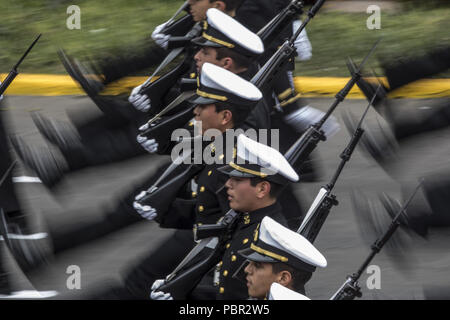 Lima, Lima, Perù. 29 Luglio, 2018. Gli ufficiali peruviane visto che partecipano alla parata militare.I membri del governo del Perù da forze armate, guardia costiera, ricerca e salvataggio, e polizia marzo in grande uniforme durante il paese della Gran Parada Militar. Questa sfilata si verifica sempre il giorno dopo il Perù giorno dell indipendenza segna la fine ufficiale di festeggiamenti in tutta la nazione. Credito: Guillermo Gutierrez SOPA/images/ZUMA filo/Alamy Live News Foto Stock