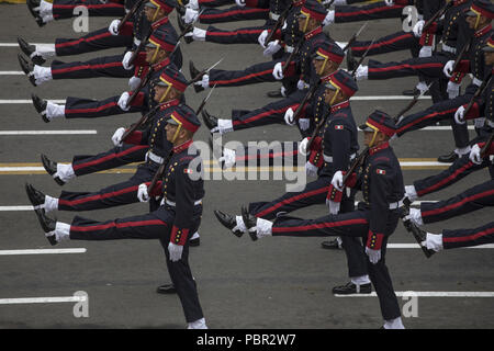 Lima, Lima, Perù. 29 Luglio, 2018. Gli ufficiali peruviane visto che partecipano alla parata militare.I membri del governo del Perù da forze armate, guardia costiera, ricerca e salvataggio, e polizia marzo in grande uniforme durante il paese della Gran Parada Militar. Questa sfilata si verifica sempre il giorno dopo il Perù giorno dell indipendenza segna la fine ufficiale di festeggiamenti in tutta la nazione. Credito: Guillermo Gutierrez SOPA/images/ZUMA filo/Alamy Live News Foto Stock