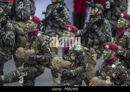 Lima, Lima, Perù. 29 Luglio, 2018. Gli ufficiali peruviane visto che partecipano alla parata militare.I membri del governo del Perù da forze armate, guardia costiera, ricerca e salvataggio, e polizia marzo in grande uniforme durante il paese della Gran Parada Militar. Questa sfilata si verifica sempre il giorno dopo il Perù giorno dell indipendenza segna la fine ufficiale di festeggiamenti in tutta la nazione. Credito: Guillermo Gutierrez SOPA/images/ZUMA filo/Alamy Live News Foto Stock