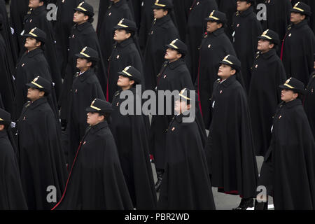 Lima, Lima, Perù. 29 Luglio, 2018. Gli ufficiali peruviane visto che partecipano alla parata militare.I membri del governo del Perù da forze armate, guardia costiera, ricerca e salvataggio, e polizia marzo in grande uniforme durante il paese della Gran Parada Militar. Questa sfilata si verifica sempre il giorno dopo il Perù giorno dell indipendenza segna la fine ufficiale di festeggiamenti in tutta la nazione. Credito: Guillermo Gutierrez SOPA/images/ZUMA filo/Alamy Live News Foto Stock