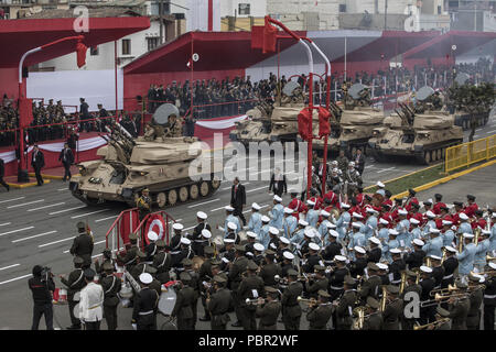 Lima, Lima, Perù. 29 Luglio, 2018. Gli ufficiali peruviane visto che partecipano alla parata militare.I membri del governo del Perù da forze armate, guardia costiera, ricerca e salvataggio, e polizia marzo in grande uniforme durante il paese della Gran Parada Militar. Questa sfilata si verifica sempre il giorno dopo il Perù giorno dell indipendenza segna la fine ufficiale di festeggiamenti in tutta la nazione. Credito: Guillermo Gutierrez SOPA/images/ZUMA filo/Alamy Live News Foto Stock