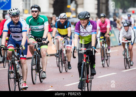 Londra, Regno Unito. 29 Luglio, 2018. Piloti passare lungo il viale verso la linea di finitura durante la corsa prudenzialiLondon-Surrey 100 e prudenzialiLondon-Surrey Ride 46 eventi. La 100 manifestazione si svolge su strade chiuse a Londra e in Surrey su un percorso con salite di test utilizzato in olimpiadi del 2012, mentre il 46 evento inizia presso la Queen Elizabeth Olympic Park e termina sul Mall. Credito: Mark Kerrison/Alamy Live News Foto Stock