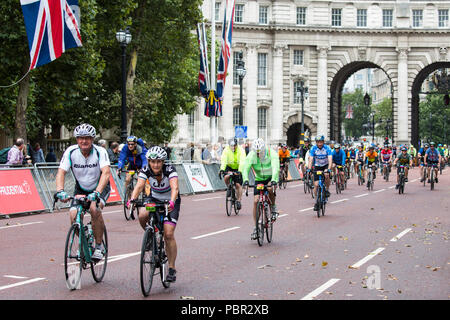 Londra, Regno Unito. 29 Luglio, 2018. Piloti passare lungo il viale verso la linea di finitura durante la corsa prudenzialiLondon-Surrey 100 e prudenzialiLondon-Surrey Ride 46 eventi. La 100 manifestazione si svolge su strade chiuse a Londra e in Surrey su un percorso con salite di test utilizzato in olimpiadi del 2012, mentre il 46 evento inizia presso la Queen Elizabeth Olympic Park e termina sul Mall. Credito: Mark Kerrison/Alamy Live News Foto Stock