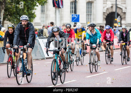 Londra, Regno Unito. 29 Luglio, 2018. Piloti passare lungo il viale verso la linea di finitura durante la corsa prudenzialiLondon-Surrey 100 e prudenzialiLondon-Surrey Ride 46 eventi. La 100 manifestazione si svolge su strade chiuse a Londra e in Surrey su un percorso con salite di test utilizzato in olimpiadi del 2012, mentre il 46 evento inizia presso la Queen Elizabeth Olympic Park e termina sul Mall. Credito: Mark Kerrison/Alamy Live News Foto Stock