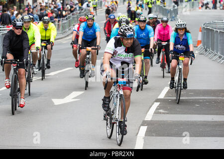 Londra, Regno Unito. 29 Luglio, 2018. I piloti passano lungo Whitehall durante la corsa prudenzialiLondon-Surrey 100 e prudenzialiLondon-Surrey Ride 46 eventi. La 100 manifestazione si svolge su strade chiuse a Londra e in Surrey su un percorso con salite di test utilizzato in olimpiadi del 2012, mentre il 46 evento inizia presso la Queen Elizabeth Olympic Park e termina sul Mall. Credito: Mark Kerrison/Alamy Live News Foto Stock