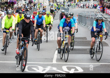 Londra, Regno Unito. 29 Luglio, 2018. I piloti passano lungo Whitehall durante la corsa prudenzialiLondon-Surrey 100 e prudenzialiLondon-Surrey Ride 46 eventi. La 100 manifestazione si svolge su strade chiuse a Londra e in Surrey su un percorso con salite di test utilizzato in olimpiadi del 2012, mentre il 46 evento inizia presso la Queen Elizabeth Olympic Park e termina sul Mall. Credito: Mark Kerrison/Alamy Live News Foto Stock