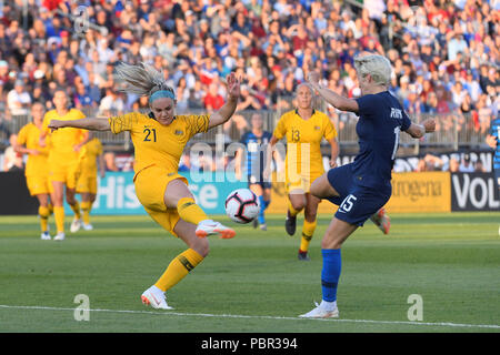 East Hartford Conn, STATI UNITI D'AMERICA. 29 Luglio, 2018. Australia defender Ellie Carpenter (21) e usa centrocampista Meagan Rapinoe (15) battaglia per la sfera durante il torneo delle Nazioni match tra le donne del team nazionali degli Stati Uniti e Australia, tenutosi presso la Pratt and Whitney Stadium, in East Hartford Connecticut. Eric Canha/CSM/Alamy Live News Foto Stock