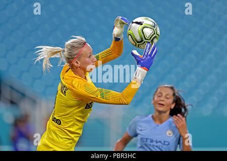 Giardini di Miami, Florida, Stati Uniti d'America. 29 Luglio, 2018. Paris Saint-Germain portiere Katarzyna Kiedrzynek blocca un colpo da Manchester City durante il terzo posto il gioco dell'International Champions Cup femminile del torneo al Hard Rock Stadium di Miami, 29 luglio 2018. John McCall, South Florida Sun Sentinel Credito: Sun-Sentinel/ZUMA filo/Alamy Live News Foto Stock